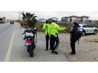 Motosiklet plakasını şal ile kapatan ehliyetsiz genç kız trafik polisinden kaçamadı