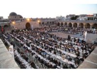 Yüzlerce kişi tarihi külliyedeki iftarda bir araya geldi