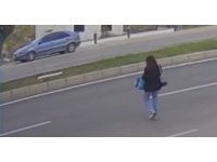 Adana’da yolda telefona bakan genç kız otomobilin çarpmasıyla ağır yaralandı