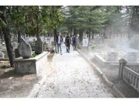 Isparta Belediyesi’nden mezarlıklarda bayram temizliği