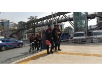 Otomobile asit döktü, hiç olmamış gibi yoluna devam etti