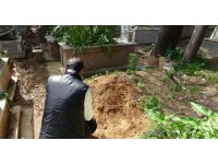Annesinin mezarında ’rüzgar gülü’ görünce şüphelendi, toprağı kazınca dehşete düştü