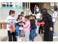 Şenlik gibi bayramlaşma: Bin 200 öğrenci birbiriyle bayramlaştı