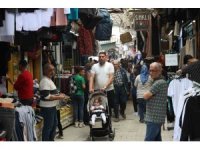 Depremin yıktığı Uzun Çarşı’da bayram kalabalığı esnafa ve vatandaşa moral oldu