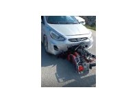 Motosiklet otomobilin altına girdi