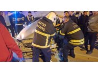 Otomobil aydınlatma direğine çarptı: 2 yaralı