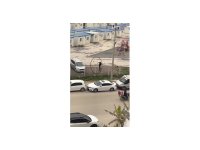 Park halindeki aracın camına kaldırım taşı fırlattı