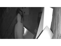 O anlar kamerada: Duvar delip iş yeri soydu, yakalanınca inkar etti