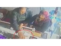 Kuyumcuda altın bakan şahıs kaşla göz arasında 100 bin TL’lik altın bilekliği cebine attı