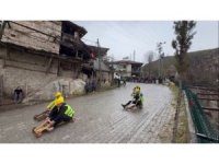 Fren yok, heyecan çok, geleneksel tahta araba yarışı nefesleri kesti