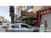 Kontrolden çıkan araç kafeye daldı: O anlar kameraya yansıdı