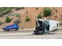 Mersin’de servis minibüsü devrildi: 10 yaralı