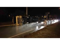 Mersin’de boya yüklü tır devrildi