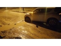 İnşaatta kazı çalışmasında oluşan çukura 2 otomobil düştü, 2 çocuk yaralandı