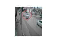 Otomobille çarpışan motosikletteki 2 kişi metrelerce havaya uçtu