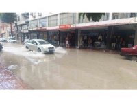 Silifke’de kuvvetli yağış, cadde ve iş yerlerini sular altında bıraktı