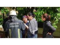 Çamaşır makinesinden çıkan yangın apartman sakinlerini sokağa döktü