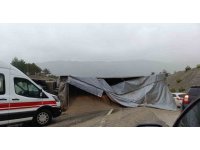 Kamyon devrildi sürücü yaralandı