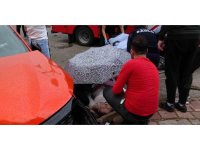 Yaralıları ıslanıp üşümemeleri için şemsiye ve battaniye ile korudular