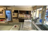 Çaldığı otomobille gelip camii duvarını kırıp kuyumcu soydu