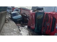 Virajı alamayan tır park halindeki araçların üstüne devrildi