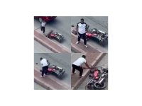 Trafikte tartıştığı sürücünün motosikletine zarar verdi, o anlar kameraya yansıdı