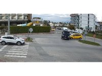 Minibüs ile ticari taksi kavşakta çarpıştı: 2’si turist 3 yaralı