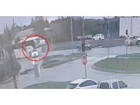 Kırmızı ışıkta durmak için yavaşlayan otomobile yolcu otobüsü çarptı