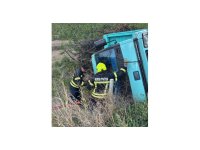 Kamyon devrildi, sürücü yaralı kurtuldu