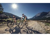 Rus ve Avrupalı bisiklet sporcuları kamp için Kemer’i tercih etti