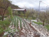 Kozan’da dolu yağışı etkili oldu
