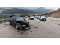 Isparta’da iki araç kafa kafaya çarpıştı: 3’ü ağır 8 yaralı