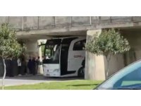 Otobüs köprü altına sıkıştı