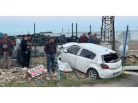 Feci kaza kamerada: Hızla gelen otomobil dönen kamyonete çarptı