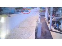 Küçük çocuğun otomobilin altında ezildiği anlar kamerada