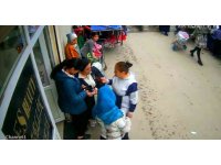 Yok böyle hırsızlık: Telefonu çaldı kılıftaki 200 doları alıp, sahibine geri verdi