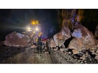 Alanya’da heyelan nedeniyle kapanan yol açıldı