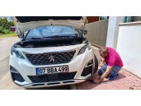 Aracın motoruna giren yavru kedileri telefondan kedi sesi açarak çıkarmaya çalıştılar