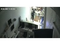 O anlar kamerada: Maskeli hırsız 3 defa gidip geldi, iş yerini soydu