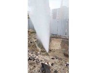 Patlayan borudan fışkıran su metrelerce yükseğe çıktı