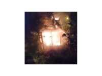 Metruk evde çıkan yangında alevler geceyi aydınlattı