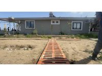 Kaçak yapının yıkımında dekor olarak kullanılan onlarca rögar kapağı dikkat çekti