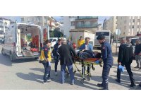 Antalya’da hafif ticari araç motosikletle çarpıştı: 2 yaralı