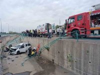 Fren yerine gaza basınca araç su kanalına uçtu: 2 yaralı
