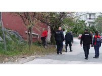 Bunalıma girip kayalıklara çıkan genç, ekipleri alarma geçirdi