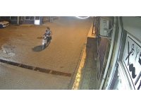 Alışverişe girdi motosikletinden oldu: O anlar kamerada