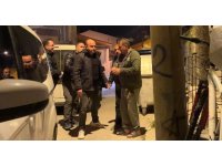 Ailesi ile tartışıp elinde tüfekle sokakta havaya ateş açan alkollü şahıs polise ecel teri döktürdü