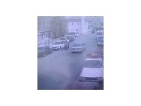 Dikkatsiz sürücünün kapıyı açmasıyla motosikletteki 2 kişi yere yığıldı: O anlar kamerada