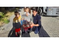 Ağaçta mahsur kalan papağanı itfaiye kurtardı