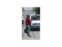 Kaportacıya kızdı, boyası dökülen aracının camlarını sopayla kırdı